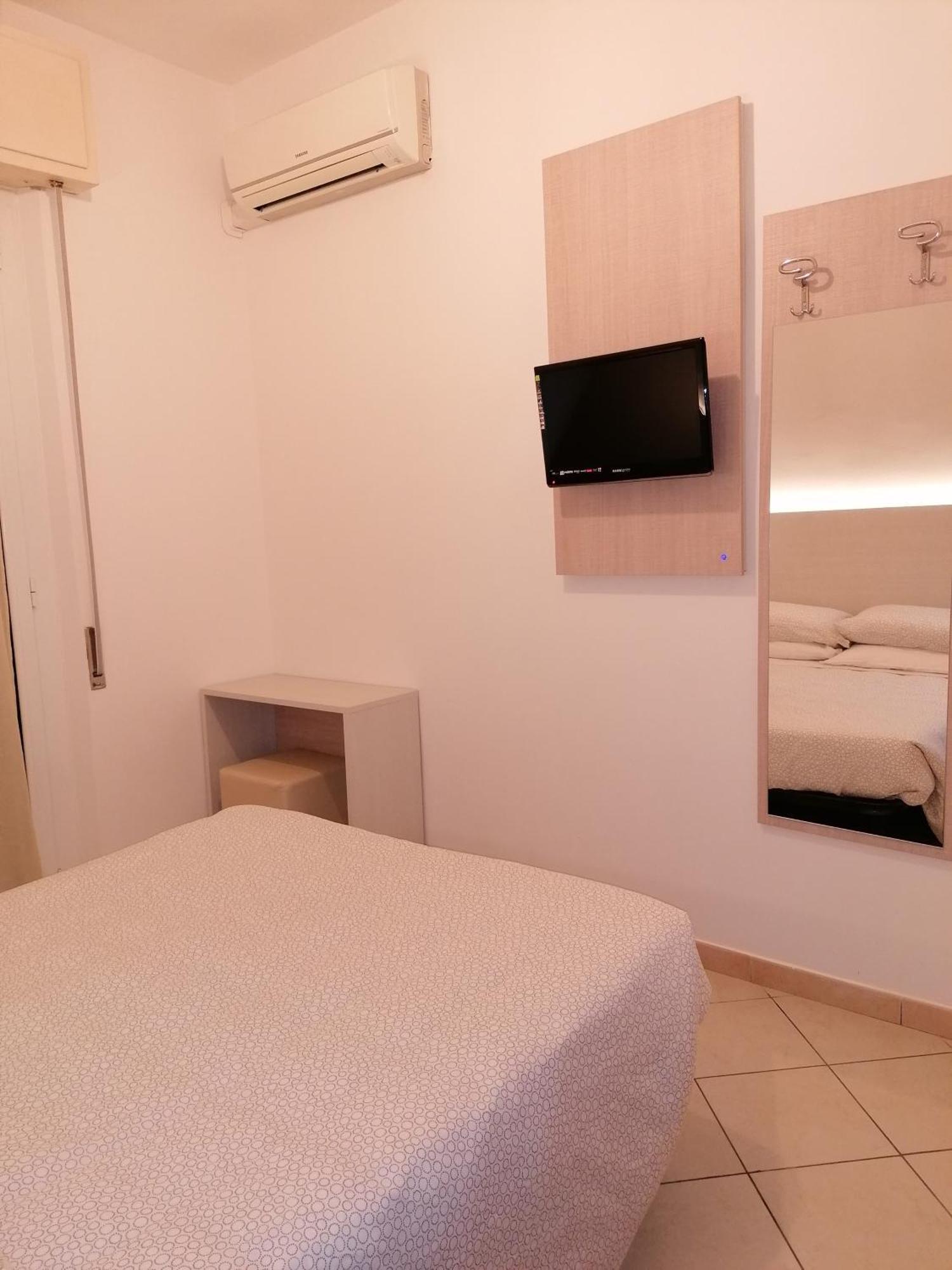 Hotel Andrea'S Римини Стая снимка