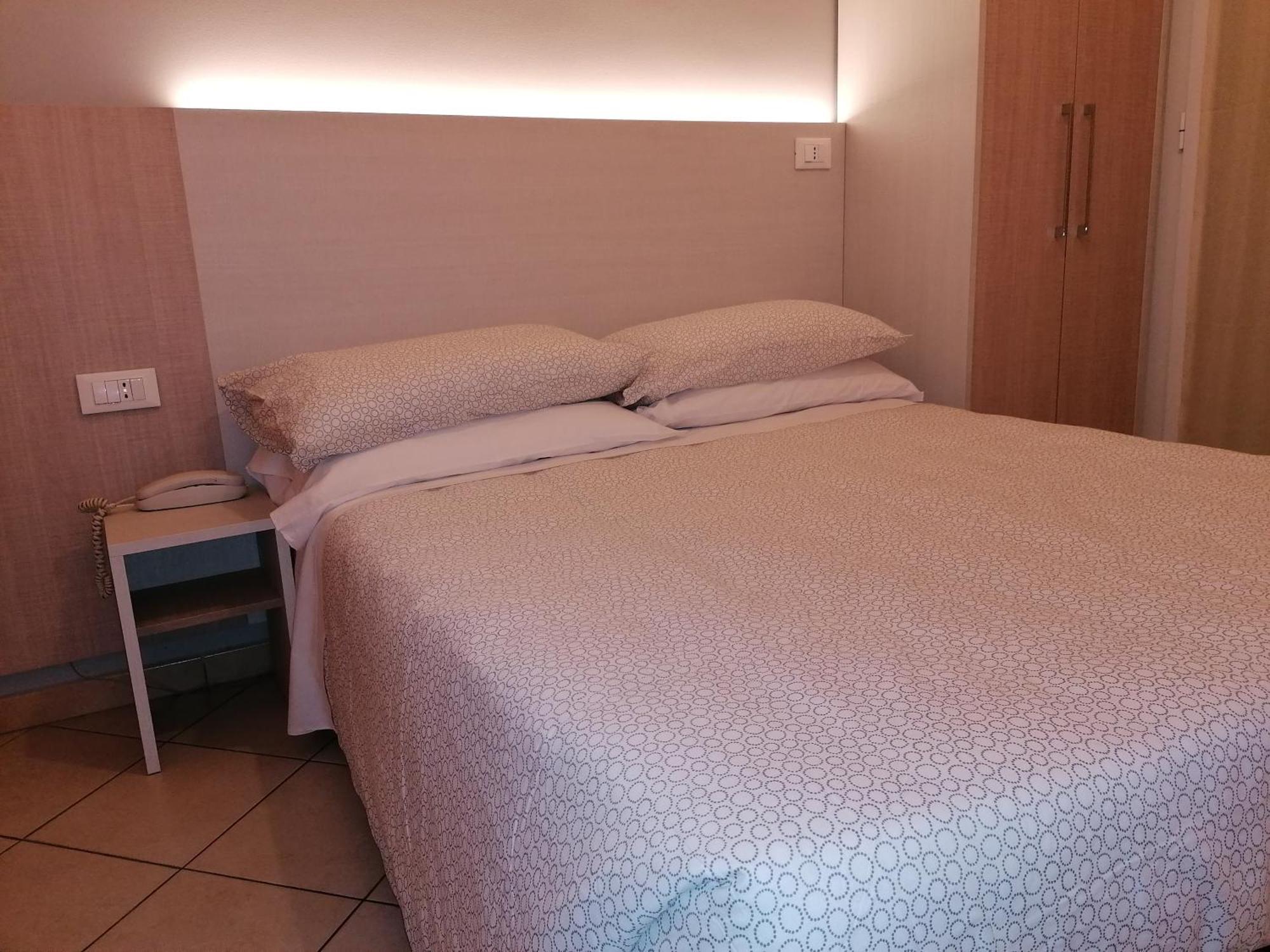 Hotel Andrea'S Римини Стая снимка
