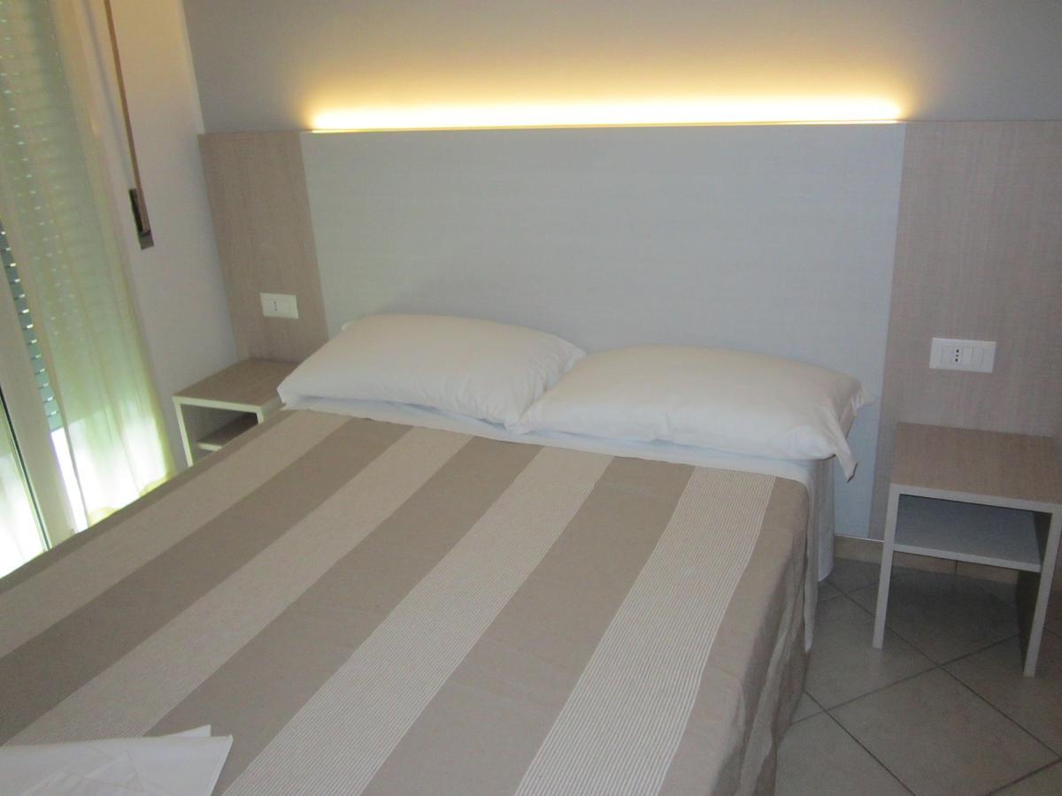 Hotel Andrea'S Римини Екстериор снимка