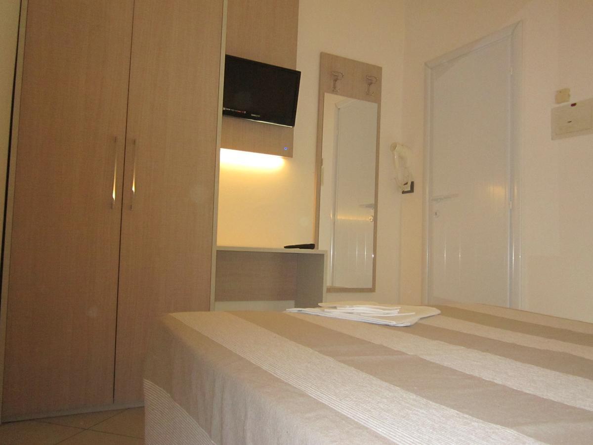 Hotel Andrea'S Римини Екстериор снимка