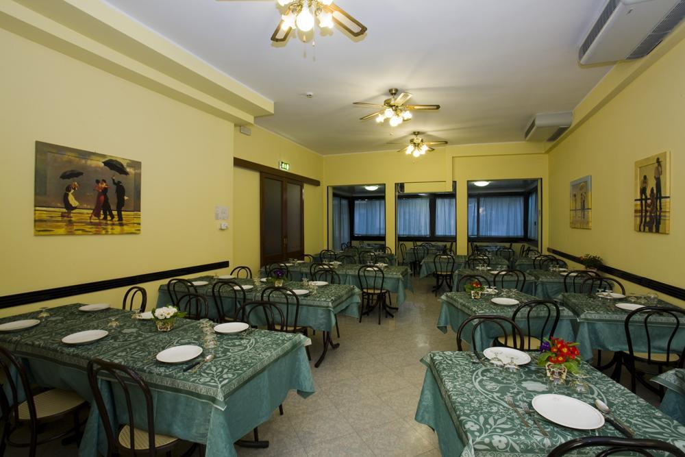 Hotel Andrea'S Римини Екстериор снимка