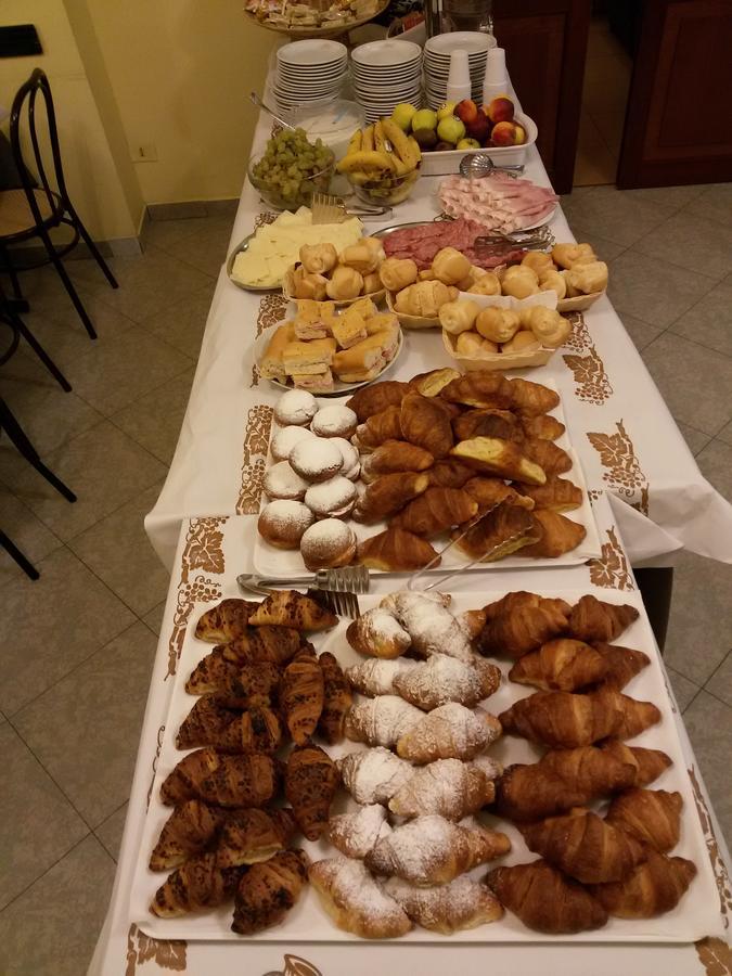Hotel Andrea'S Римини Екстериор снимка