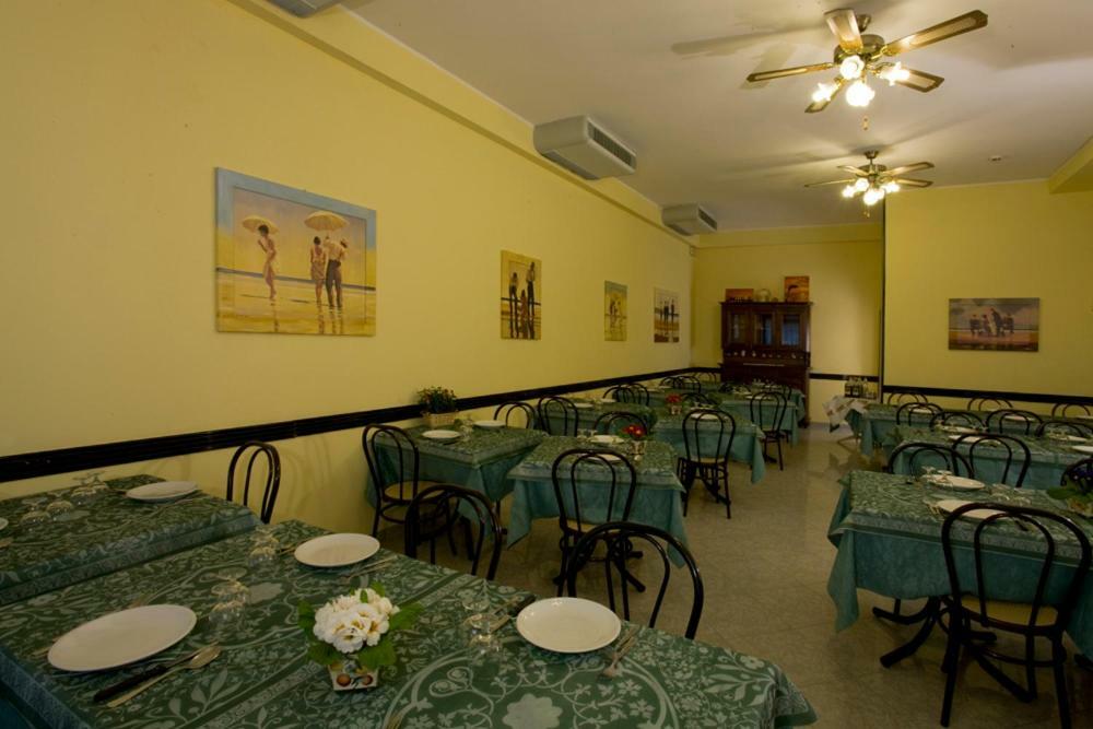 Hotel Andrea'S Римини Екстериор снимка