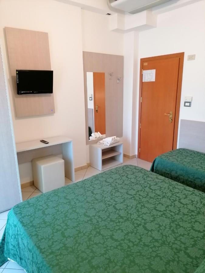 Hotel Andrea'S Римини Екстериор снимка