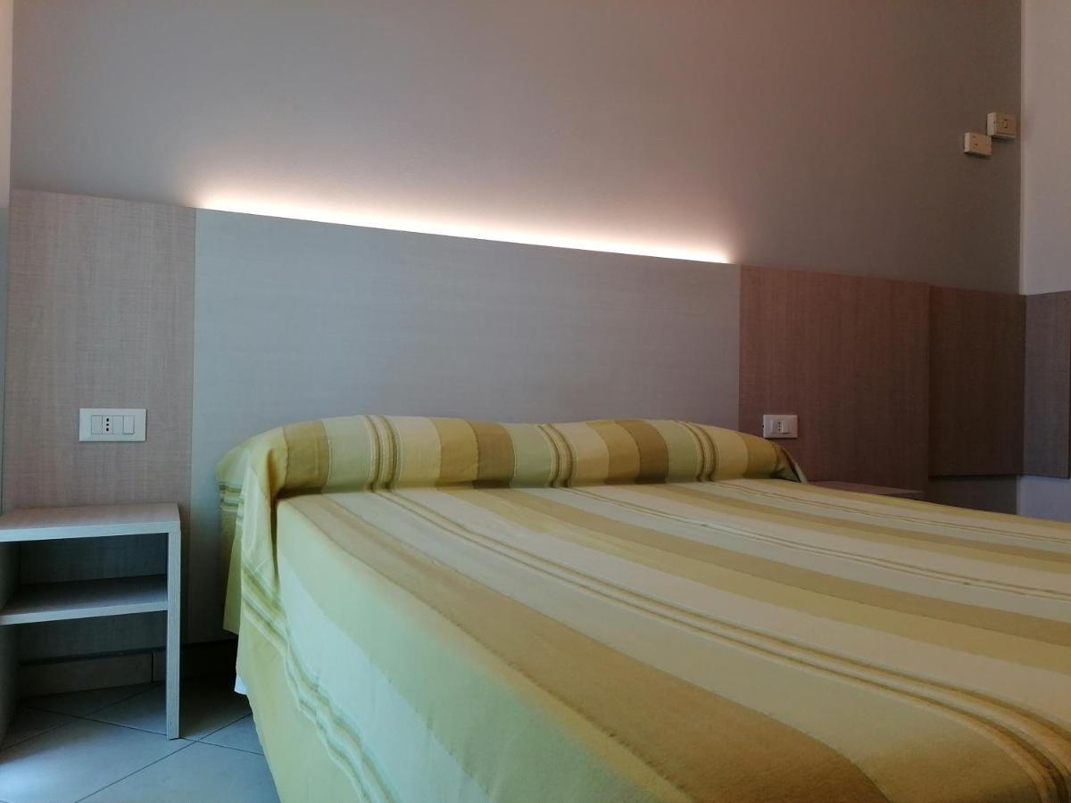 Hotel Andrea'S Римини Екстериор снимка