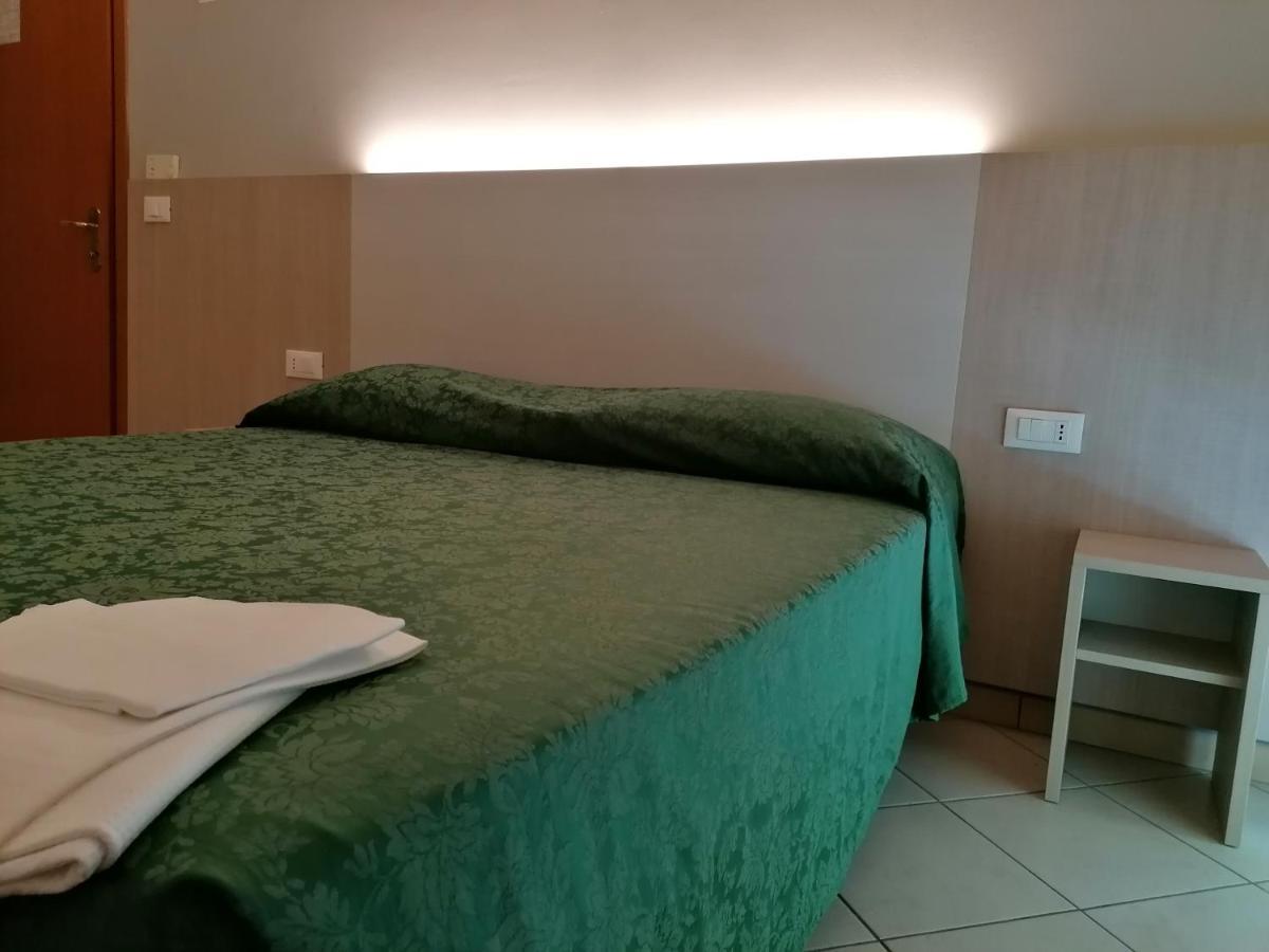 Hotel Andrea'S Римини Екстериор снимка