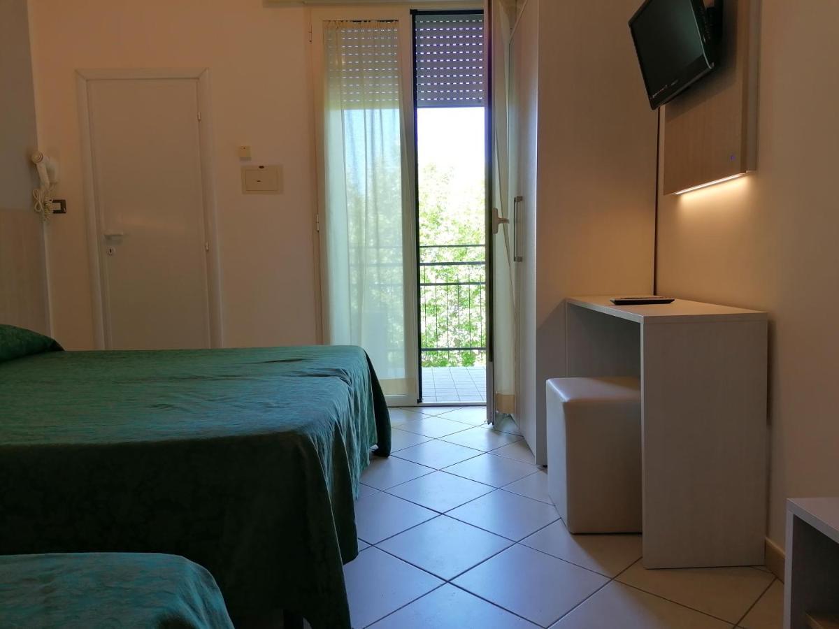 Hotel Andrea'S Римини Екстериор снимка
