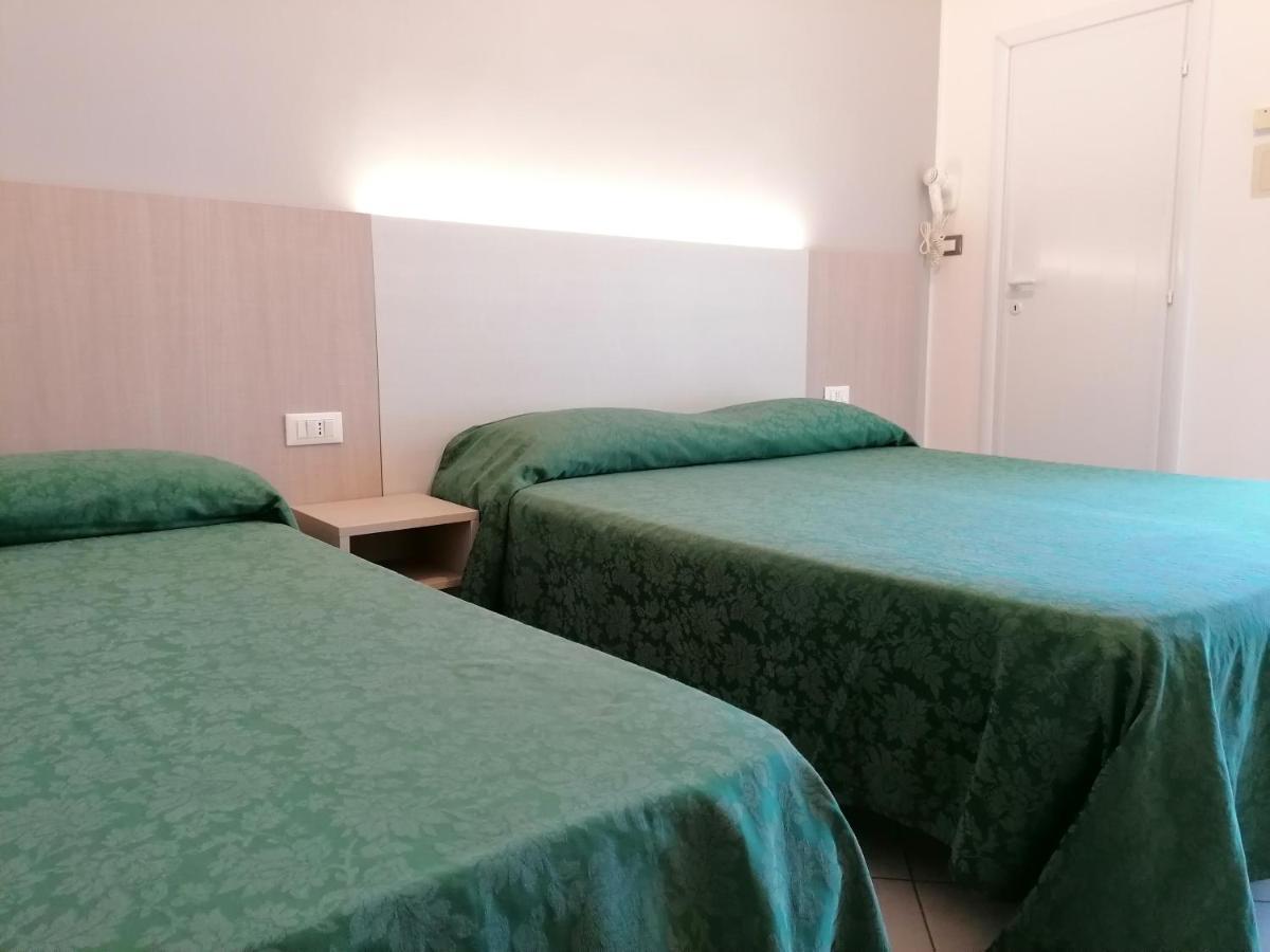 Hotel Andrea'S Римини Екстериор снимка